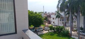 勒克瑙的住宿－Sindhu Villa，从大楼欣赏到街道的景色