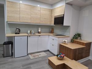 una piccola cucina con armadi bianchi e tavolo di Independent Studio Suite a Ottawa