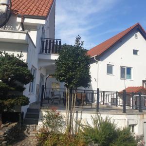 Casa blanca con balcón y mesa en Gutenberg house, en Namhae