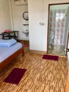 1 dormitorio con 1 cama y baño con aseo en Baan Fun Dee Chiang Khan en Chiang Khan