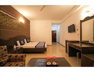 una camera d'albergo con letto e divano di Hotel Gordon House, Katra a Katra