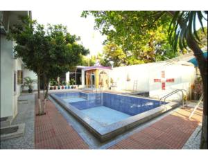 una casa con piscina con croce di Hotel Gordon House, Katra a Katra