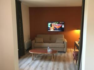 ein Wohnzimmer mit einem Sofa und einem Tisch in der Unterkunft Relais Manderen in Manderen