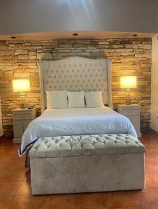 a bedroom with a large bed with two lamps at Casa dentro del Campo de Golf in Comayagua