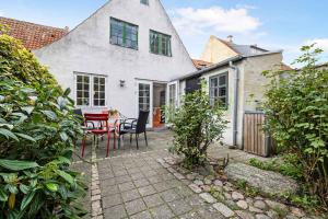 Casa con patio con mesa y sillas en Sndergade 5, rskbing, en Ærøskøbing
