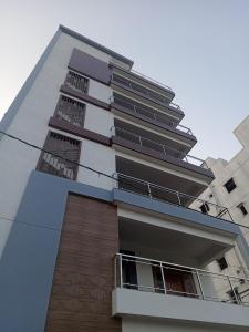 ein hohes Gebäude mit Balkon an der Seite in der Unterkunft KPHB Phase 15 New Stunning 3 BHK - 1st Floor in Hyderabad