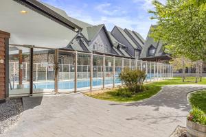 zewnętrzny widok na dom z basenem w obiekcie Mystic Chalet hosted by Fenwick Vacation Rentals w mieście Canmore