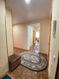 korytarz domu z dywanem na podłodze w obiekcie Cozy corner right in the center! w Taszkiencie
