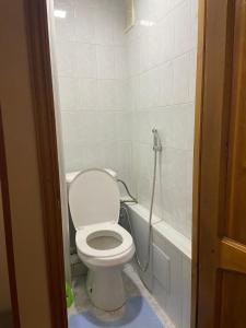 een badkamer met een wit toilet en een bad bij Cozy corner right in the center! in Tasjkent