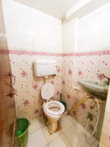 uma casa de banho com um WC e um lavatório em Hotel India inn em Agra