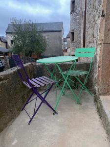 una mesa y dos sillas sentadas una al lado de la otra en La bulle Aveyronnaise 
