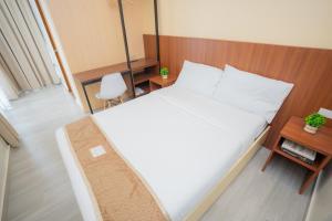 Postel nebo postele na pokoji v ubytování Sundaze Dormitel