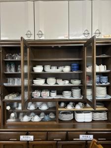 忍野村的住宿－福寿苑　Fukujuen，装满盘子、碗和盘子的橱柜