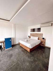 1 dormitorio con 1 cama grande y escritorio en HI5 Kuta en Kuta Lombok