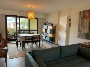 een woonkamer met een bank en een tafel bij Appartement 109 in Sallanches