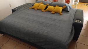 uma grande cama cinzenta com ursos de peluche em Casa la Arcada em Oaxaca de Juárez