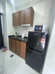 Η κουζίνα ή μικρή κουζίνα στο Comfy WIFI place @Manjalara 5Min to Desa Park City +39 φωτογραφίες