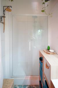 Ванная комната в Charmant studio lumineux, minimaliste et végétal