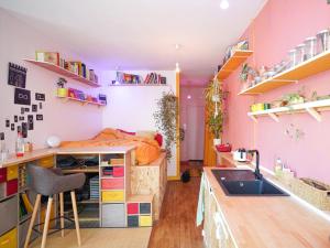 Кухня или мини-кухня в Charmant studio lumineux, minimaliste et végétal
