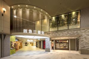un centro comercial con entrada a una tienda en Apartment Hotel 11 Umeda, en Osaka