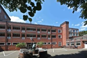 un gran edificio de ladrillo rojo con patio en Jugendherberge Kiel, en Kiel