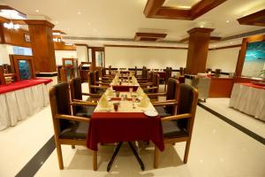 Ein Restaurant oder anderes Speiselokal in der Unterkunft Breeze Residency 