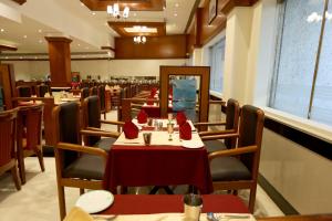 Ein Restaurant oder anderes Speiselokal in der Unterkunft Breeze Residency 
