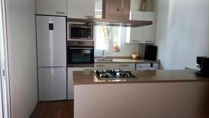Kuchyňa alebo kuchynka v ubytovaní Spacious House with Garden in Touro – Family-Friendly