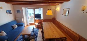 TV a/nebo společenská místnost v ubytování Rustico nelle Dolomiti
