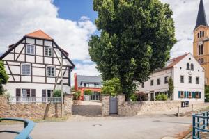 eine Gruppe von Häusern und ein Baum in der Unterkunft Landgut Mosch in Radeburg