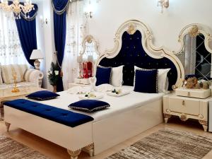 um quarto com uma cama grande em azul e branco em Hotel Dalia - Bankya em Bankya