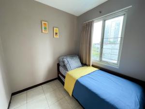 Habitación pequeña con cama y ventana en Galeri Ciumbuleuit Apartment 1 2BR 1BA - code 9A en Bandung