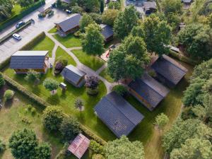 uma vista geral de uma fila de casas num parque em Ferienpark Waldsiedlung em Großkoschen