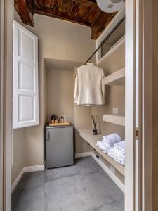 lavadero con lavadora y secadora en Santa Croce Luxury Suite - Dolcevita Holiday en Florence