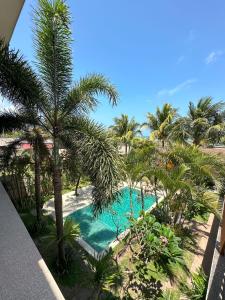 vistas a la piscina desde el balcón de un complejo en HI5 Kuta en Kuta Lombok