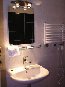 La salle de bains est pourvue d'un lavabo et d'un miroir. dans l'établissement Majoru Promenāde, à Jurmala