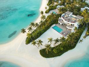 eine Luftansicht einer Villa am Strand in der Unterkunft Jumeirah Olhahali Island Maldives in Nord-Malé-Atoll