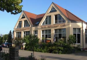 a large building with akritkriticist center in front of it at Arthotel Landhaus Zur Alten Gärtnerei in Zossen