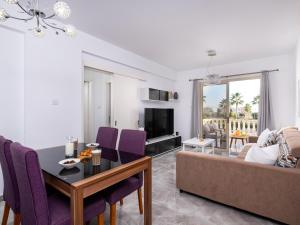 a living room with a couch and a table at Paradise Palms, 2bed Apt W Pool in Mandria