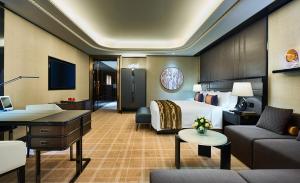 上海市にあるBellagio by MGM Shanghai - on the bundのベッドとデスクが備わるホテルルームです。