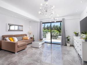 sala de estar con sofá y lámpara de araña en Marble Heights, 2bed Luxury Apt en Kouklia