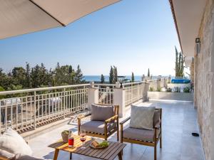 eine Terrasse mit 2 Stühlen und einem Tisch auf dem Balkon in der Unterkunft Marble Heights, 2bed Luxury Apt in Kouklia