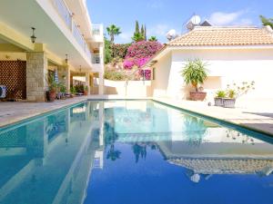 una piscina frente a una casa en Marble Heights, 2bed Luxury Apt en Kouklia