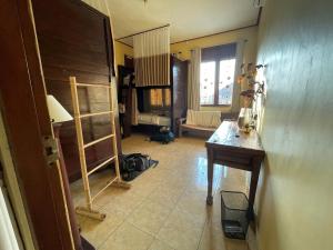 Desa Hostel的电视和/或娱乐中心