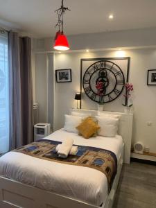 パリにある21 Atelier Chaplin Montorgueilのベッドルーム(壁に大きな時計付)