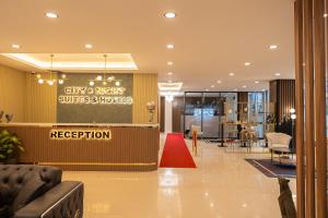 um lobby de um hotel com uma sala de espera em City Night Suites & Hotels em Çekme
