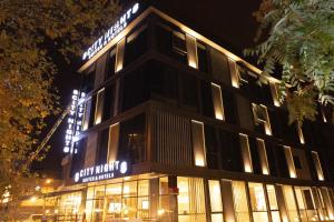 un edificio con un cartello sul lato di City Night Suites & Hotels a Çekme