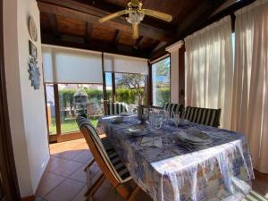 ein Esszimmer mit einem Tisch und einigen Stühlen in der Unterkunft Villa Vittoria in San Teodoro