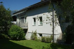 Cette maison blanche dispose d'un balcon dans la cour. dans l'établissement Haus am Lahnbach, à Schwaz