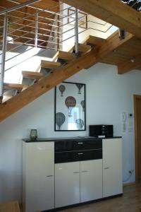 une cuisine en mezzanine avec un tableau de basket sur le mur dans l'établissement Haus am Lahnbach, à Schwaz